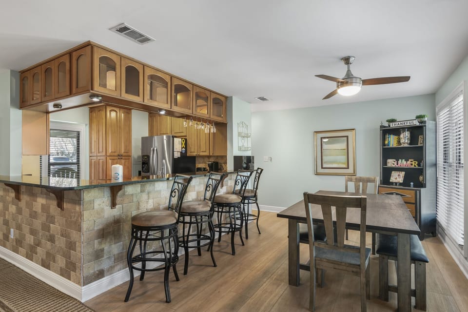 Dining Area & Breakfast Bar