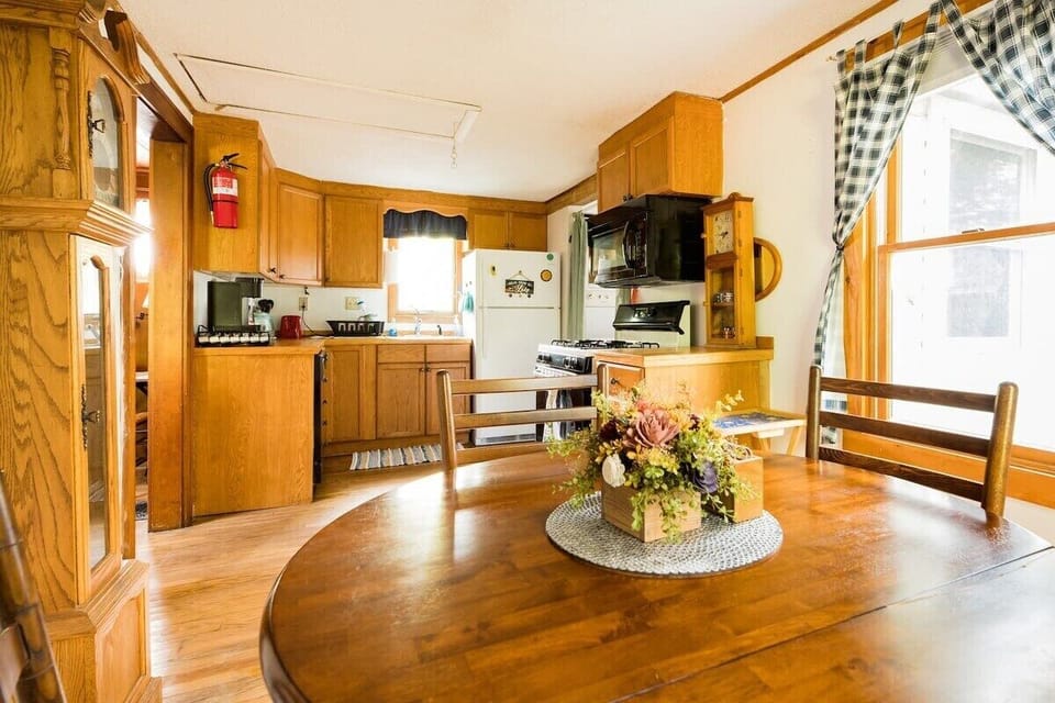 [Kitchen] Gather 'round and feast in the fully equipped kitchen.