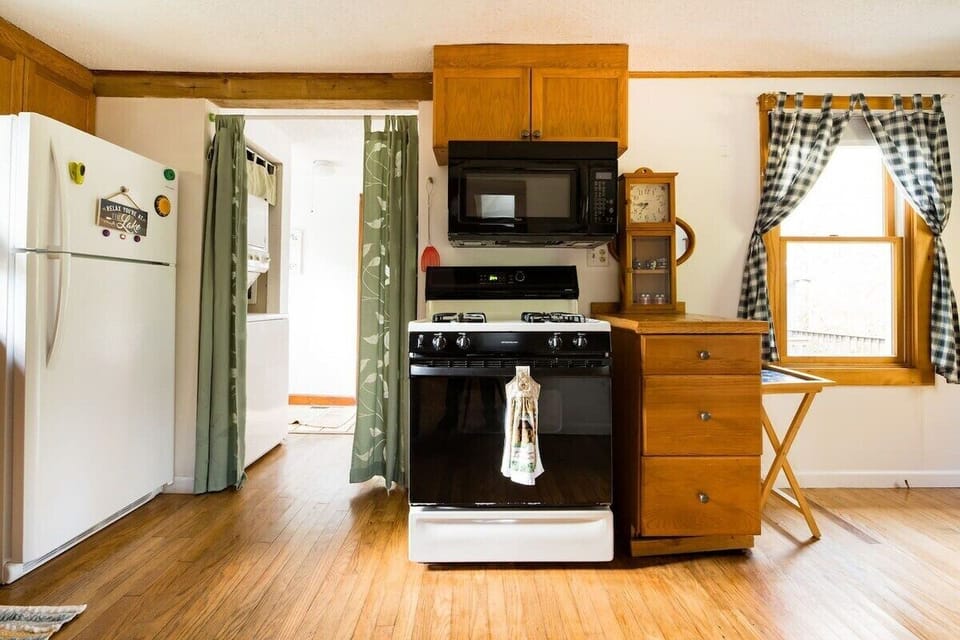 [Kitchen] Cabinets and drawers full of pots, pans and all you’ll need to cook!
