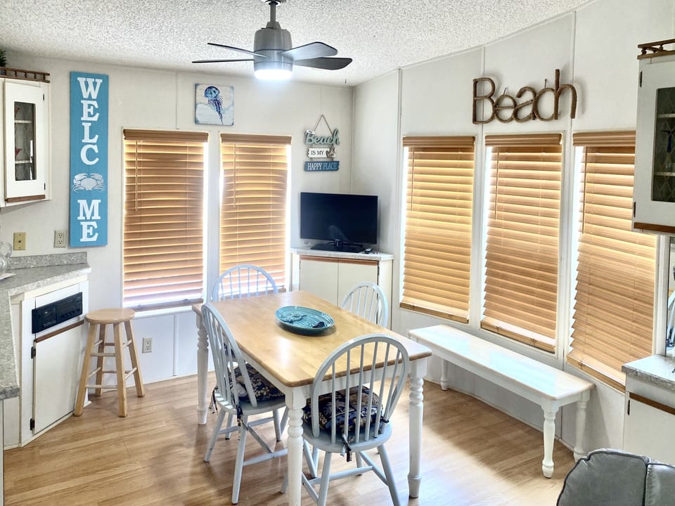 Dining room with table for six 