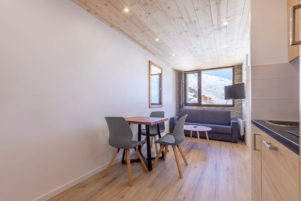 Apartment, Ensuite (Vue sur Montagne -App 617) | Living area | 40-inch flat-screen TV with cable channels, TV