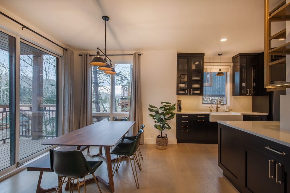 West facing balcony w/ gas grill