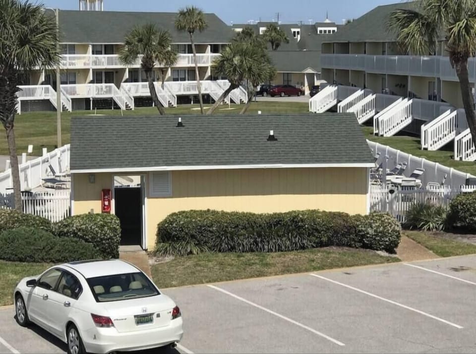 Laundry facilites and pool across the parking from the fronmt door.