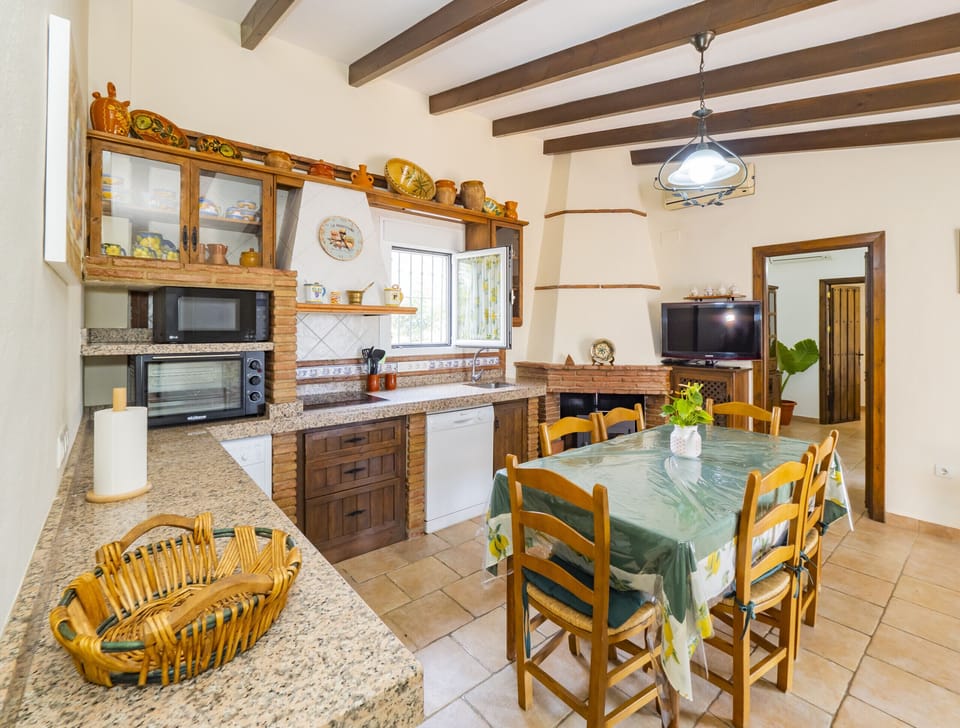 Enjoy the kitchen of this rural house in Pizarra