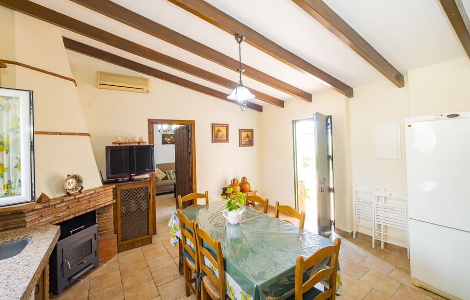 Enjoy the kitchen of this rural house in Pizarra