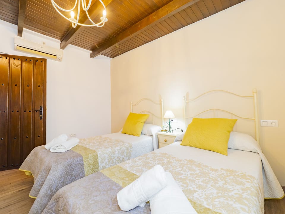 Enjoy the bedroom of this rural house in Pizarra