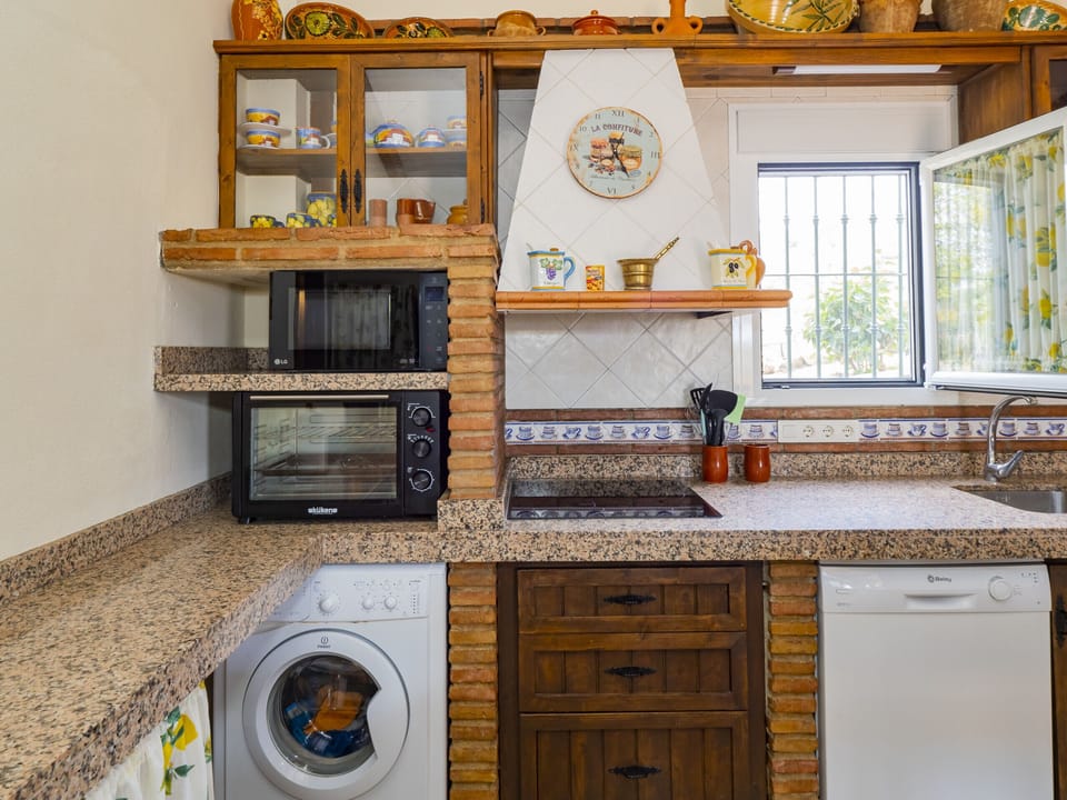 Enjoy the kitchen of this rural house in Pizarra