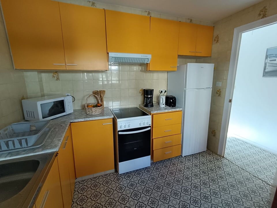 Cabinetry, Property, Countertop, Kitchen Sink, Sink, Kitchen Stove, Kitchen, Kitchen Appliance, Interior Design, Floor