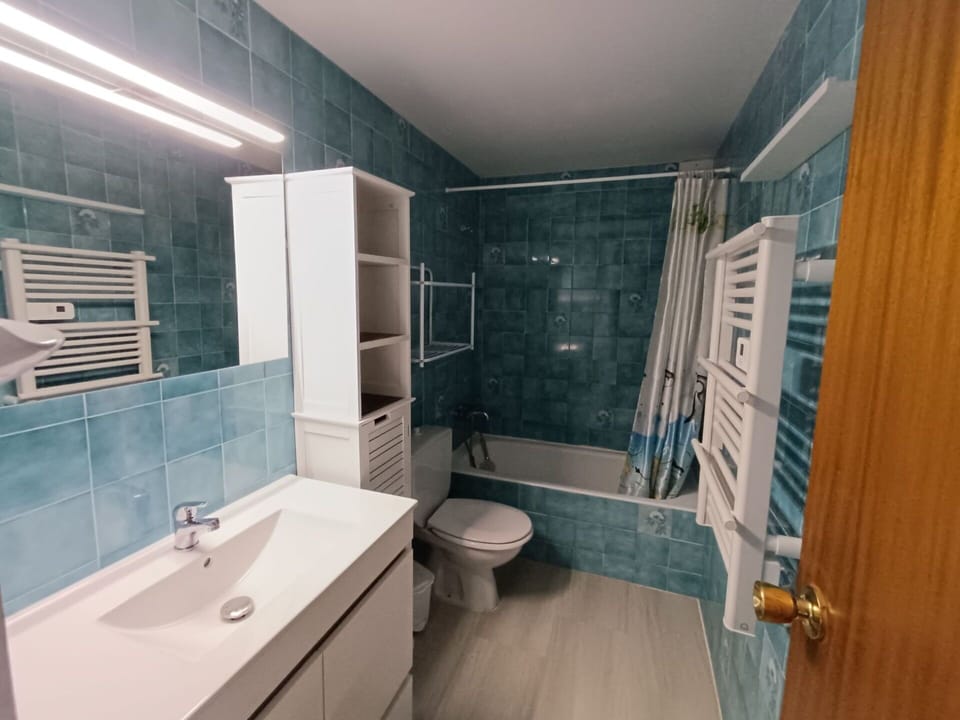 Plumbing Fixture, Sink, Tap, Property, Building, Bathroom, Bathtub, Mirror, Bathroom Sink, Interior Design