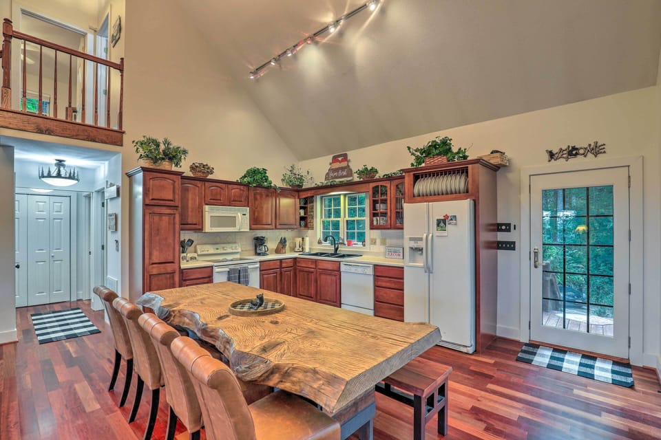 Dining Area | Dishware/Flatware Provided