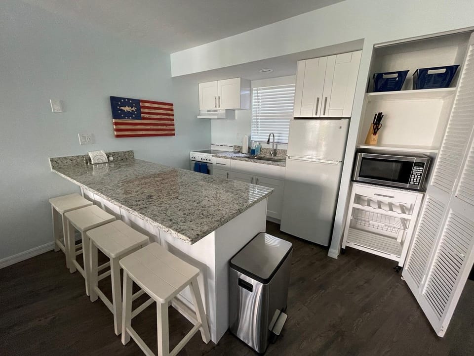 Kitchen with breakfast bar (2)