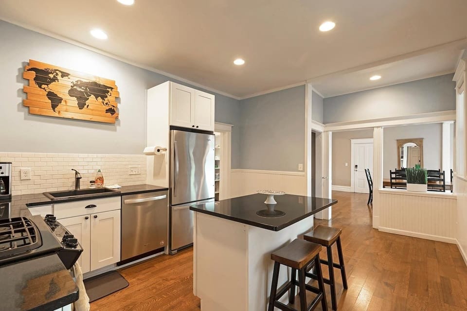 Kitchen (Main Floor) 