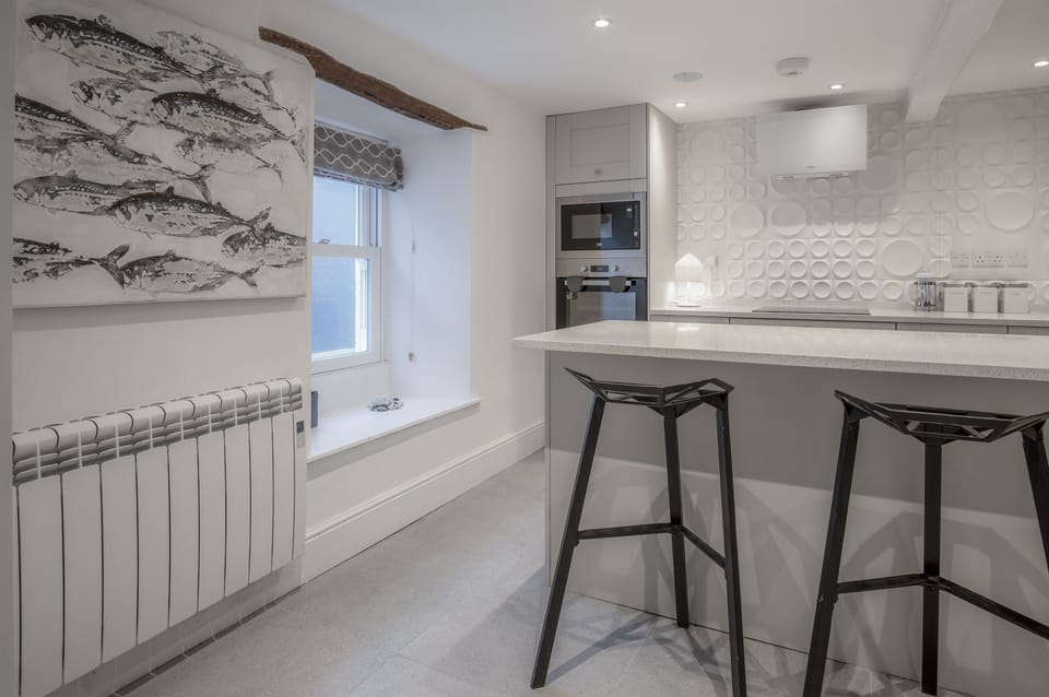 Cottage (4 Bedrooms) | Private kitchen | Fridge, microwave, oven, stovetop