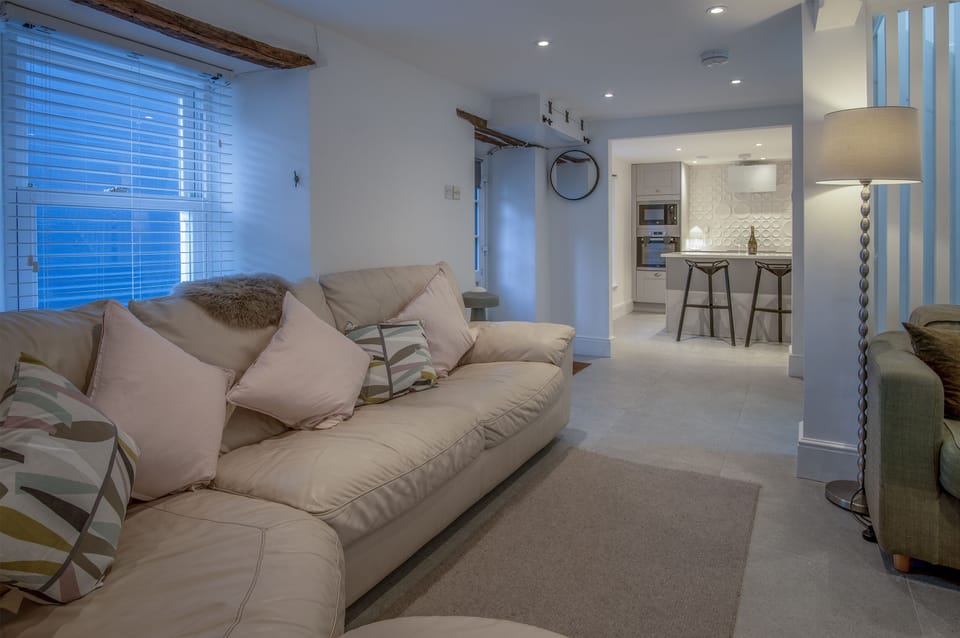 Cottage (4 Bedrooms) | Living area | 32-inch Smart TV with cable channels, TV, fireplace