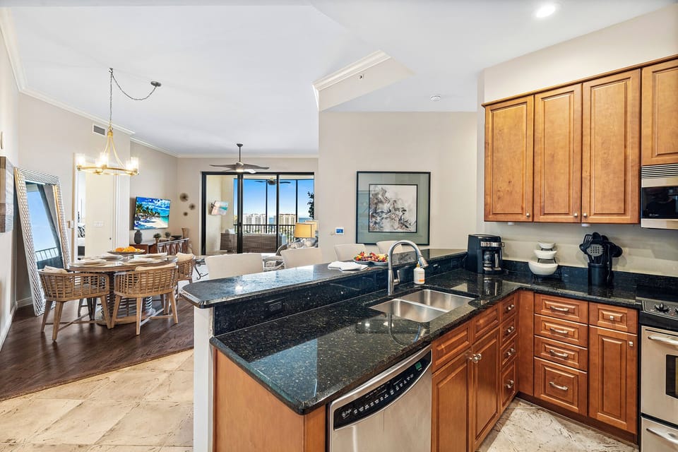The view from the kitchen makes it a pleasure to prepare snacks, drinks or meals