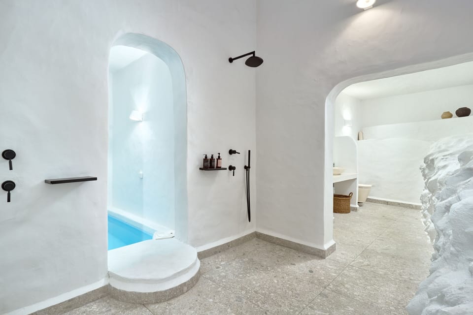 Presidential Villa | Bathroom | Shower, rainfall showerhead, free toiletries, hair dryer