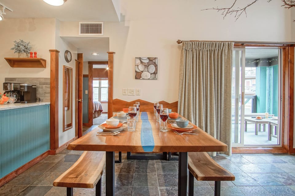 Dining area seating for 6