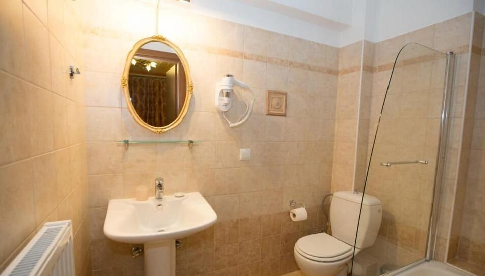 Standard Double Room | Bathroom | Towels