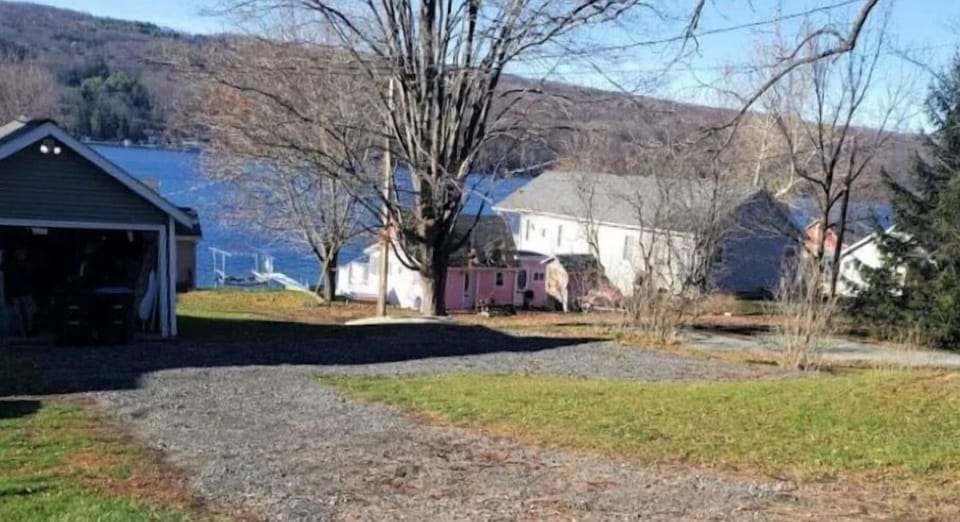 Plenty of parking in U-shaped driveway