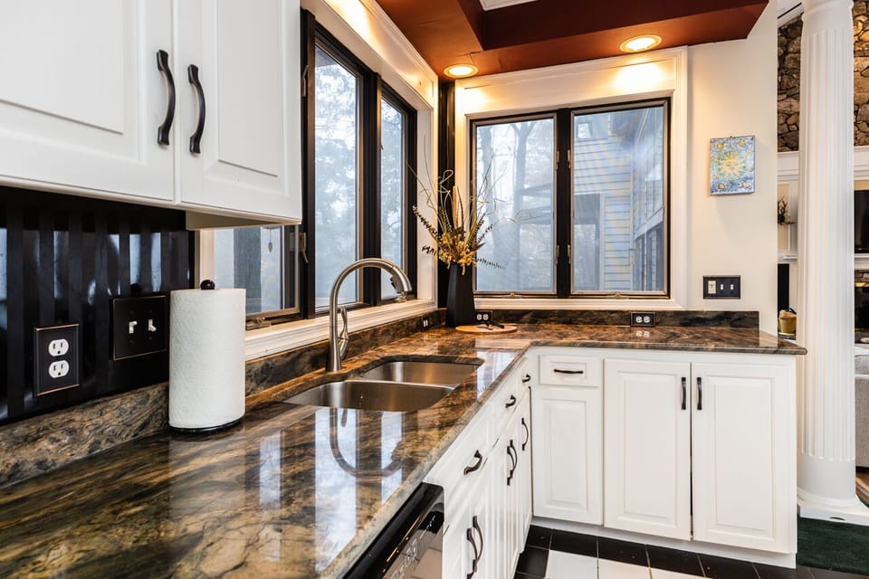 Fully equipped, deluxe kitchen.