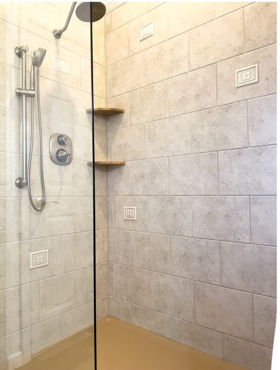 2 shower heads with excellent water pressure and city water