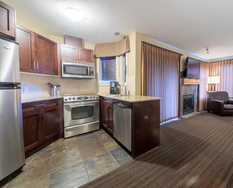 Full kitchen, drip coffee maker and updated cooking supplies