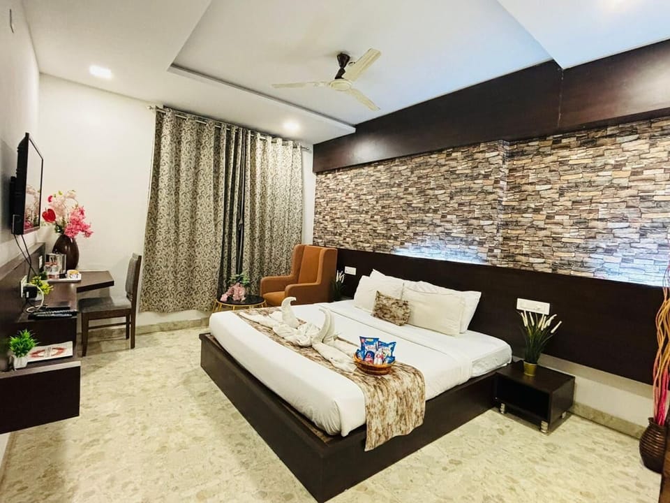 Luxury Double Room | Egyptian cotton sheets, premium bedding, memory foam beds, in-room safe