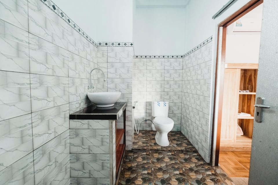 Standard Double Room | Bathroom | Shower, hydromassage showerhead, towels