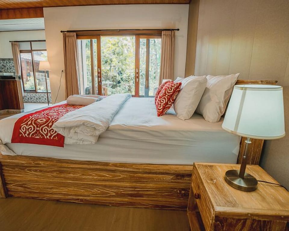 Deluxe Room | Desk, free WiFi