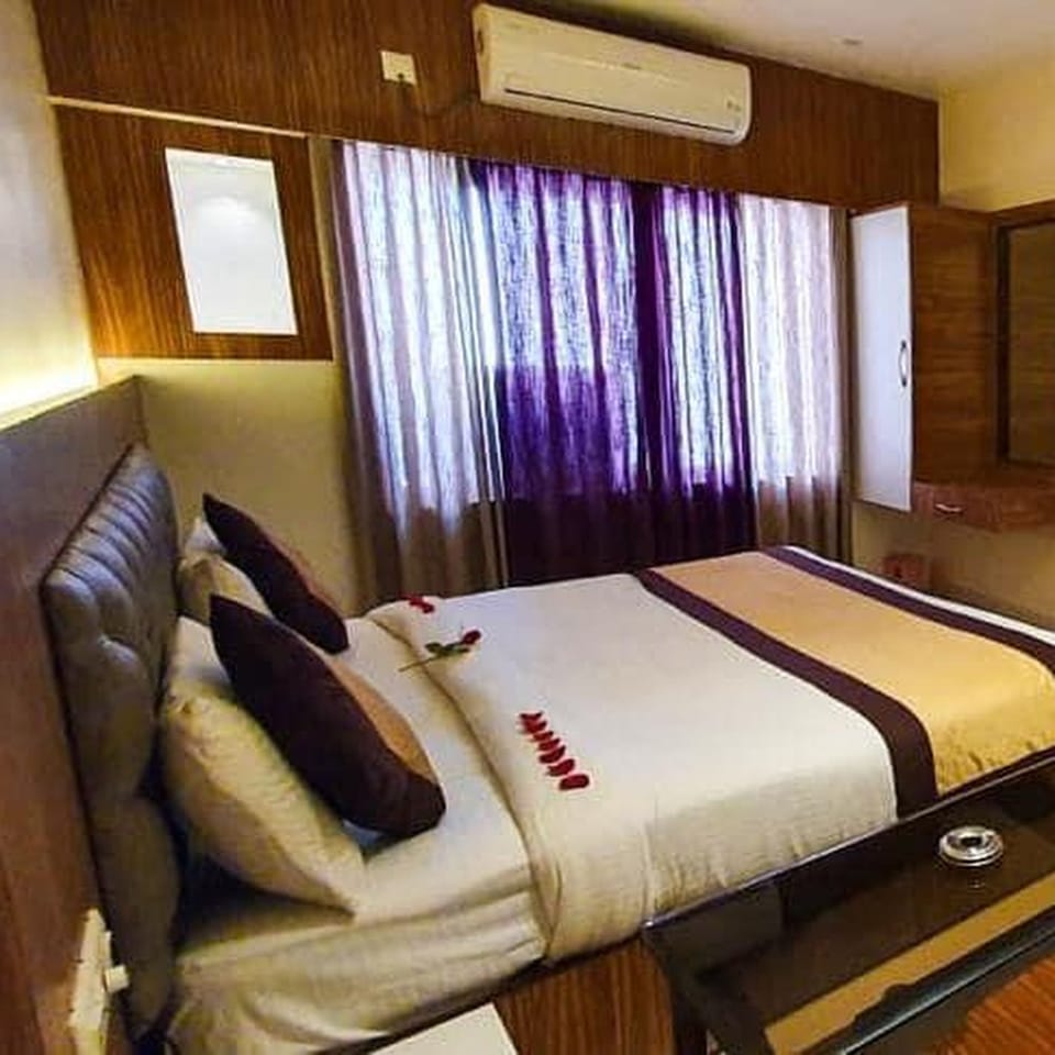 Premium bedding, WiFi (free), bed sheets