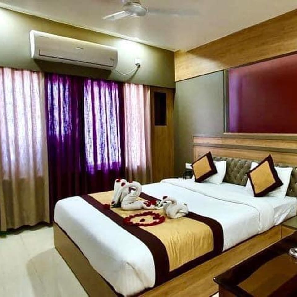 Premium bedding, WiFi (free), bed sheets