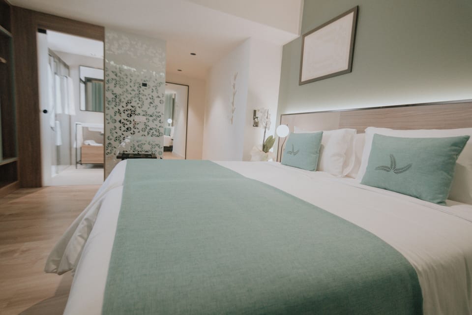 In-room safe, soundproofing, free WiFi, bed sheets