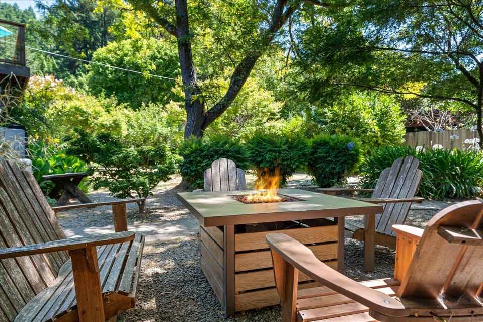 Enjoy yourselves around the fire table