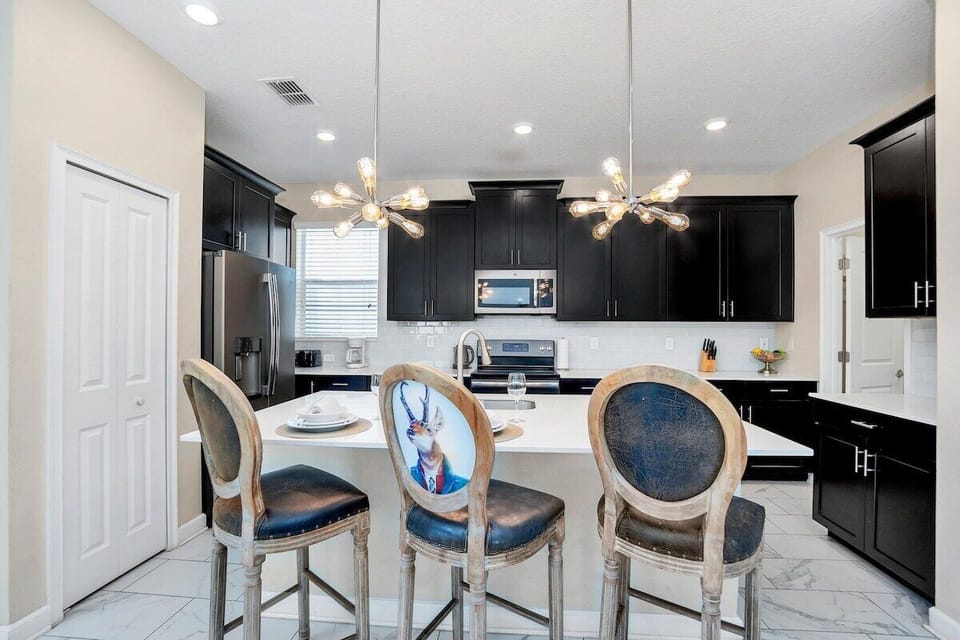 Frontal view of kitchen and bar area