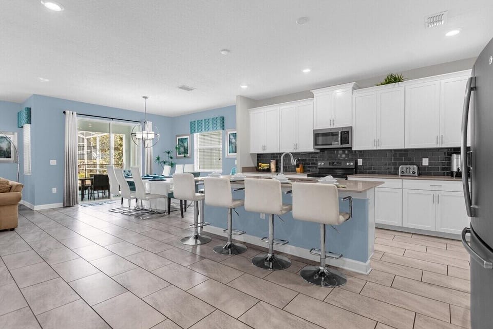 Overview of kitchen and bar area