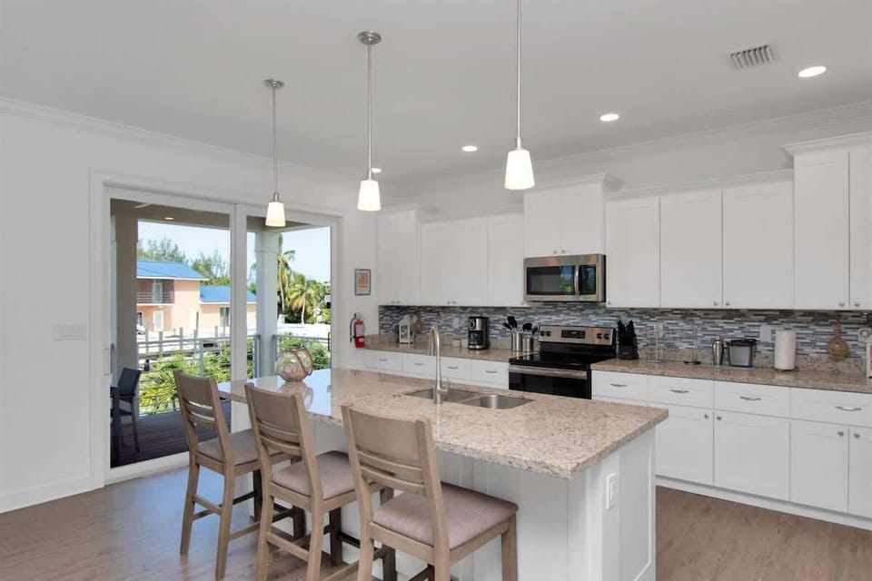 Kitchen area with bar seating for 3, stainless appliances