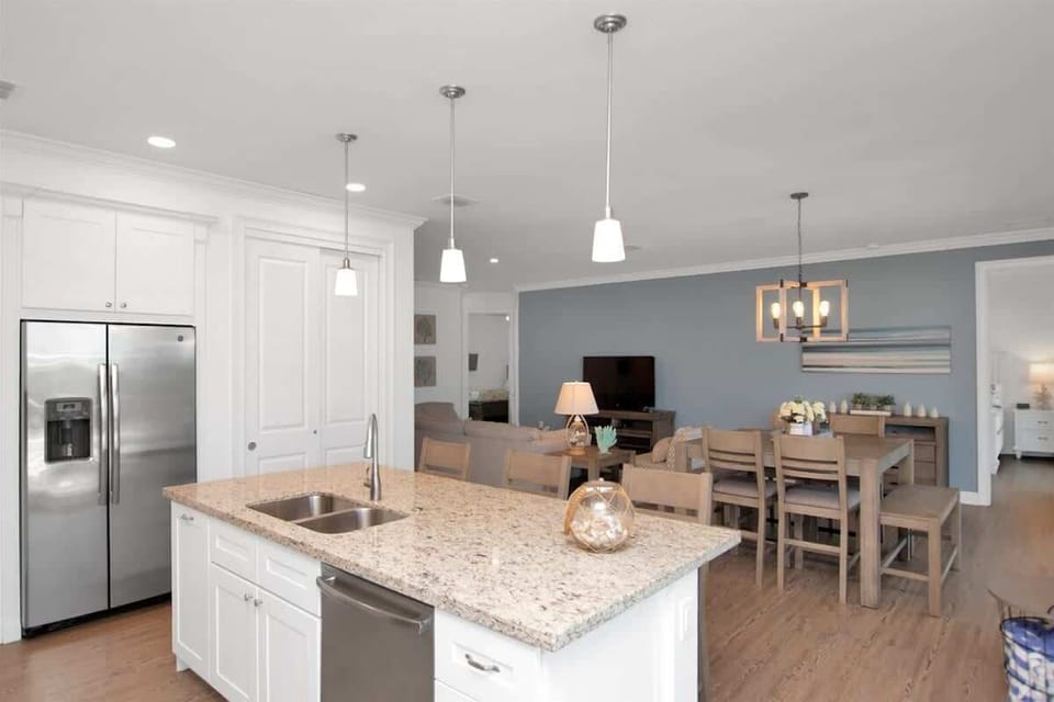 Kitchen area, dining table seats 6