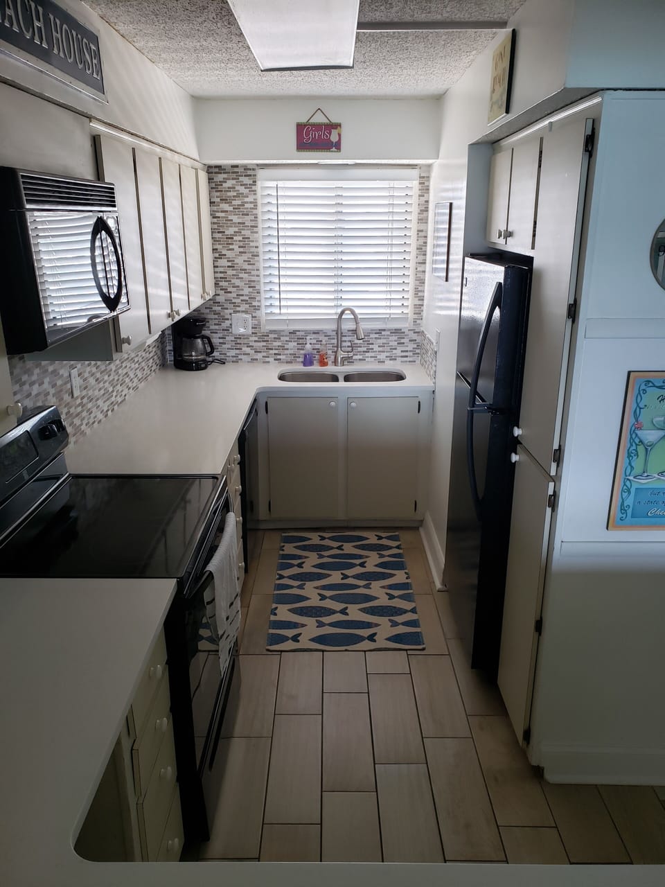 Lots of cupboard space and dishwasher