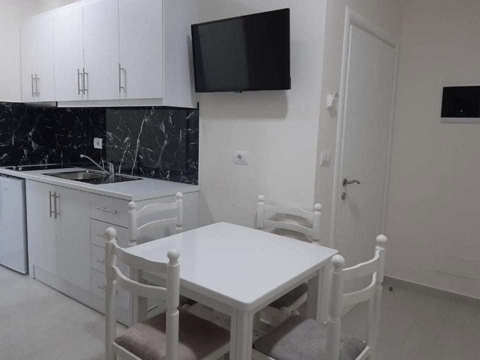 Double Room, Kitchen | Private kitchen | Mini-fridge, paper towels