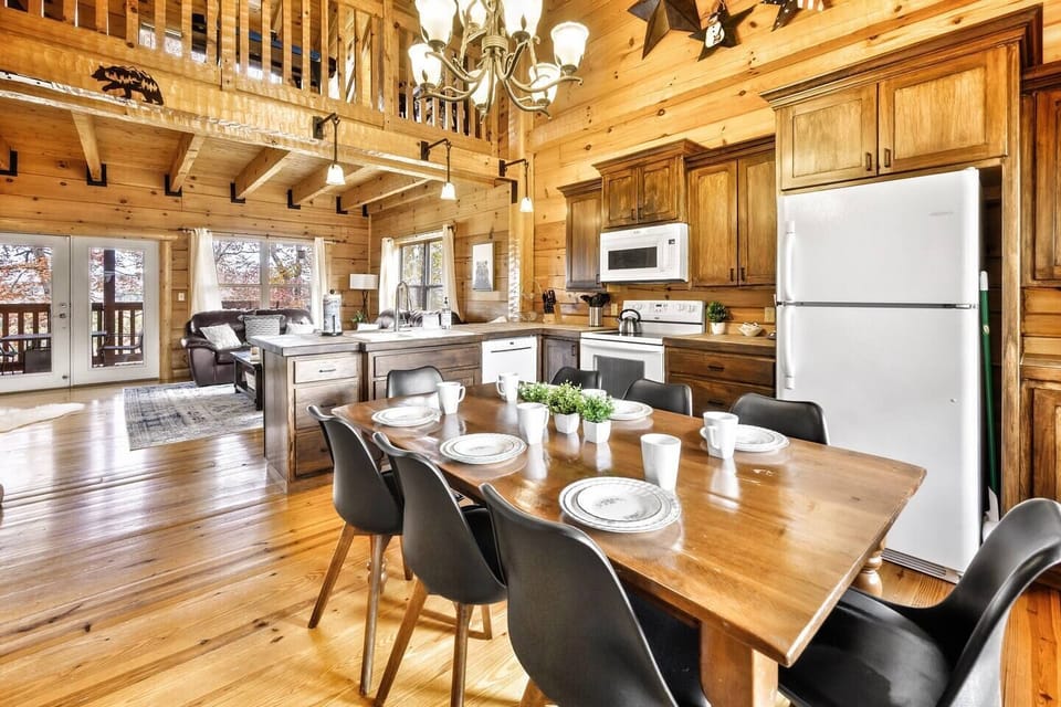 Beautiful kitchen with dining area to share those family meals.