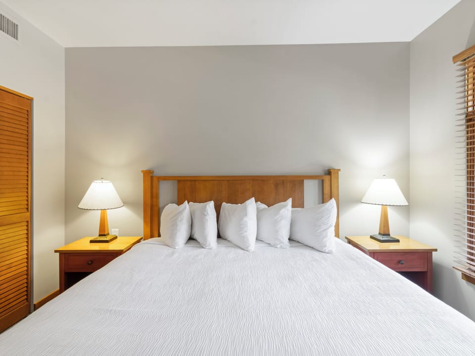 Bedroom / King Bed
