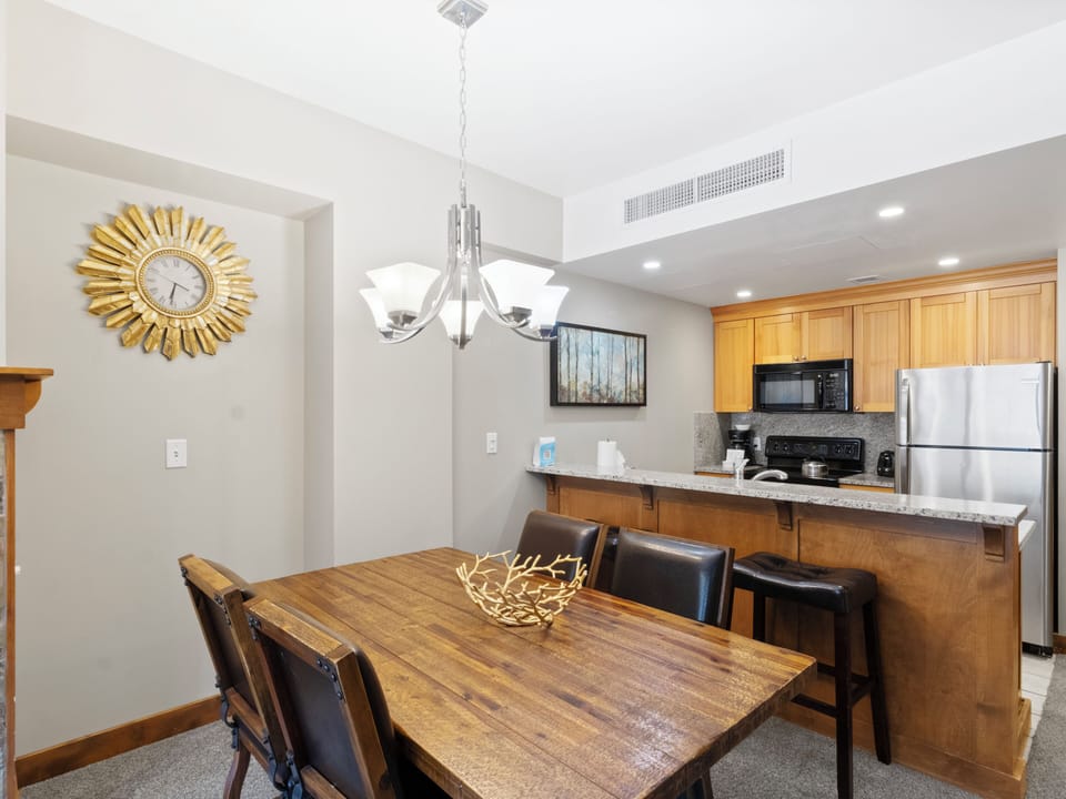 Dining table for 4 / 3 Barstools