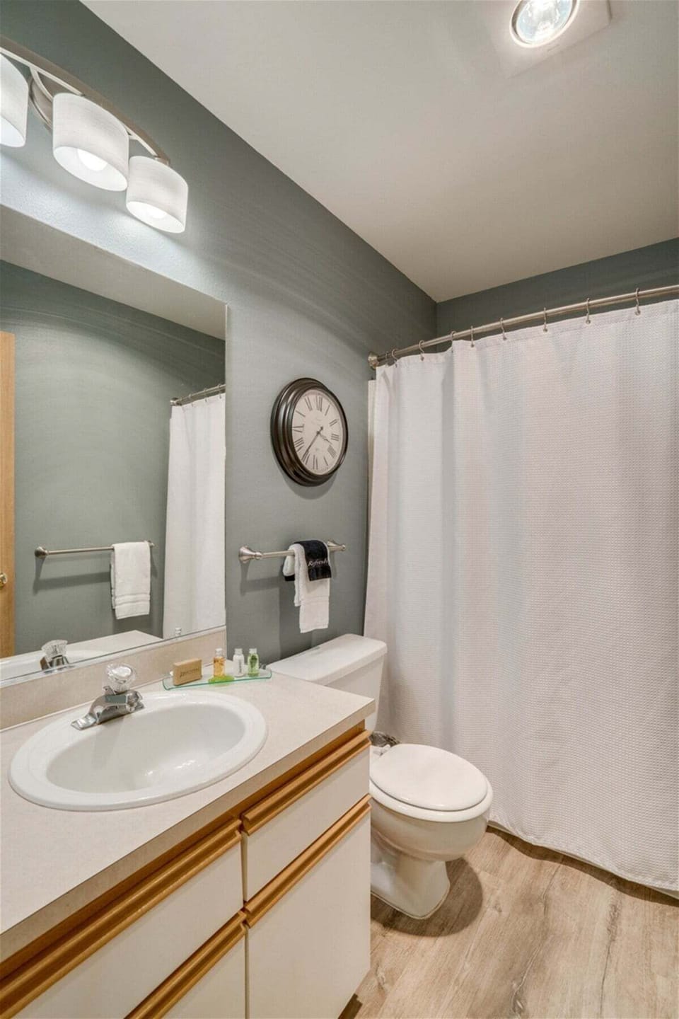 Guest bathroom with a full bath