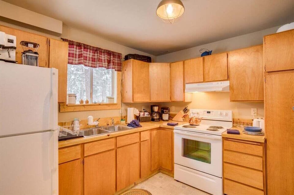 Well appointed kitchen with all the basics