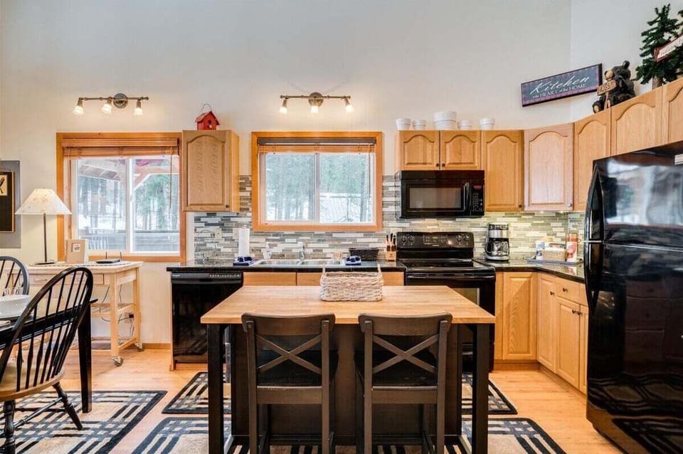 The gourmet in your group will love the full kitchen