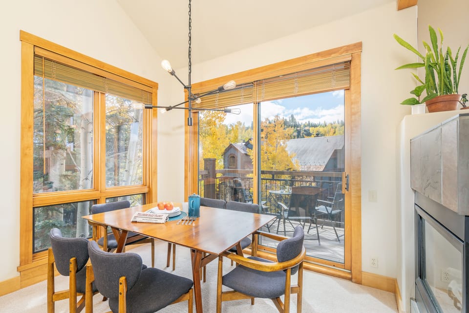 Dining area with seating for 6.