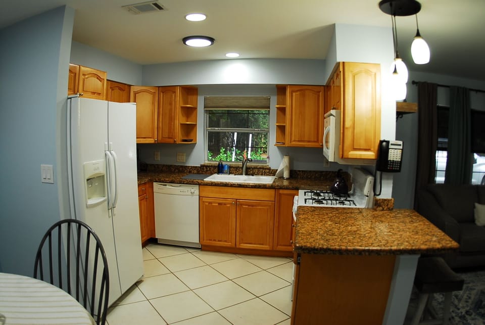Full size kitchen