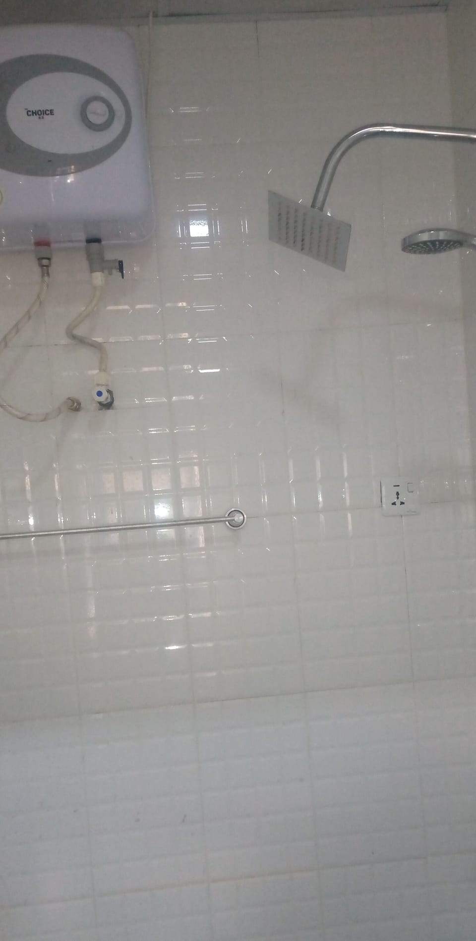 Deluxe Apartment | Bathroom | Shower, rainfall showerhead, slippers, towels