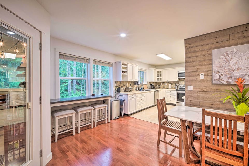 Dining Area | Kitchen