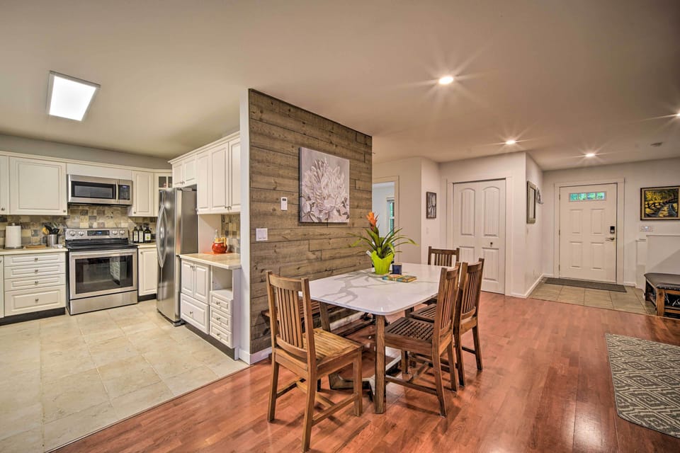 Dining Area | Dishware & Flatware Provided